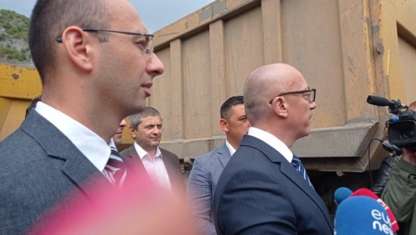 БРИСЕЛСКИ СПОРАЗУМ НИЈЕ ШВЕДСКИ СТО ДА СВАКО УЗМЕ ШТА ЖЕЛИ: Српска листа на КиМ се обратила окупљеним грађанима на Јарињу БРИСЕЛСКИ СПОРАЗУМ НИЈЕ ШВЕДСКИ СТО ДА СВАКО УЗМЕ ШТА ЖЕЛИ: Српска листа на КиМ се обратила окупљеним грађанима на Јарињу
