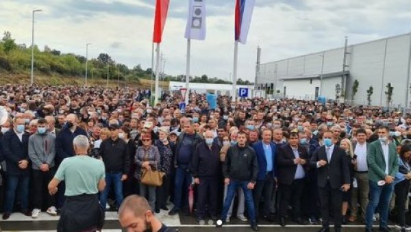 ВУЧИЋ ЗАХВАЛАН ГРАЂАНИМА СВИЛАЈНЦА: Бескрајно вам хвала што сте разумели да само тешким радом Србија може да иде напред ВУЧИЋ ЗАХВАЛАН ГРАЂАНИМА СВИЛАЈНЦА: Бескрајно вам хвала што сте разумели да само тешким радом Србија може да иде напред
