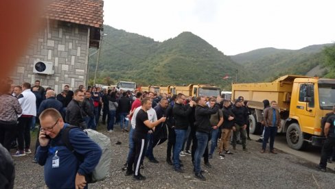 ДЕСЕТИНЕ КАМИОНА СА ТАБЛИЦАМА КМ НА ЈАРИЊУ: Прелаз је блокиран у оба смера - окупило се неколико стотина људи (ФОТО/ВИДЕО) ДЕСЕТИНЕ КАМИОНА СА ТАБЛИЦАМА КМ НА ЈАРИЊУ: Прелаз је блокиран у оба смера - окупило се неколико стотина људи (ФОТО/ВИДЕО)