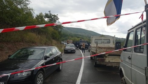 СКИДАЛИ СРПСКЕ ТАБЛИЦЕ И НАПЛАЋИВАЛИ ТАКСЕ: Скандалозан потез полиције лажне државе јутрос на Јарињу (ФОТО/ВИДЕО) СКИДАЛИ СРПСКЕ ТАБЛИЦЕ И НАПЛАЋИВАЛИ ТАКСЕ: Скандалозан потез полиције лажне државе јутрос на Јарињу (ФОТО/ВИДЕО)