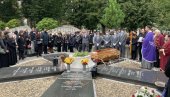 SAHRANJEN MINJA SUBOTA: Čuveni voditelj ispraćen na večni počinak (FOTO/VIDEO) SAHRANJEN MINJA SUBOTA: Čuveni voditelj ispraćen na večni počinak (FOTO/VIDEO)
