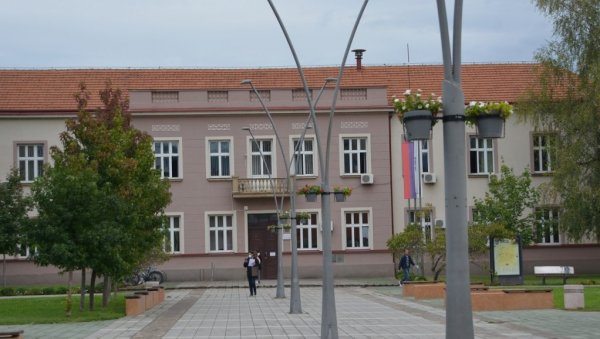 ПЉУШТЕ ТЕШКЕ РЕЧИ И ПРИЈАВЕ: Узаврело у Трстенику после сукоба председника Скупштине и грађевинског инспектора ПЉУШТЕ ТЕШКЕ РЕЧИ И ПРИЈАВЕ: Узаврело у Трстенику после сукоба председника Скупштине и грађевинског инспектора
