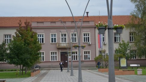 ПЉУШТЕ ТЕШКЕ РЕЧИ И ПРИЈАВЕ: Узаврело у Трстенику после сукоба председника Скупштине и грађевинског инспектора ПЉУШТЕ ТЕШКЕ РЕЧИ И ПРИЈАВЕ: Узаврело у Трстенику после сукоба председника Скупштине и грађевинског инспектора