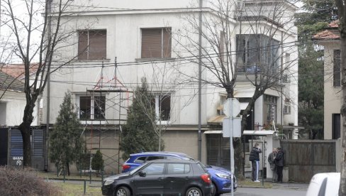 ДОСТА ИМ ЖИВОТА ПОД РЕФЛЕКТОРОМ: Становници Професорске колоније покушавају да се одбране од филмаџија ДОСТА ИМ ЖИВОТА ПОД РЕФЛЕКТОРОМ: Становници Професорске колоније покушавају да се одбране од филмаџија