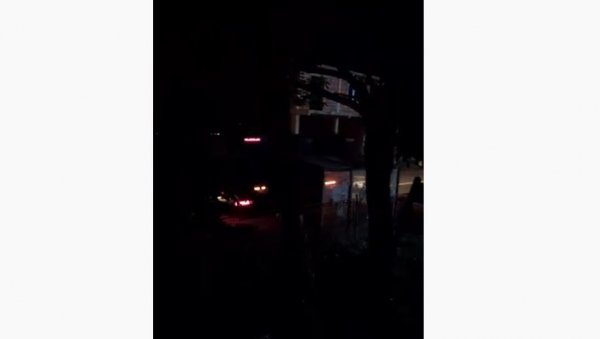 ЈОШ ВОЗИЛА РОСУ УПУТИЛО СЕ КА ЈАРИЊУ: Срби у Звечану уплашени, пред њима је бесана ноћ (ВИДЕО) ЈОШ ВОЗИЛА РОСУ УПУТИЛО СЕ КА ЈАРИЊУ: Срби у Звечану уплашени, пред њима је бесана ноћ (ВИДЕО)