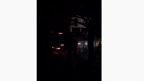 JOŠ VOZILA ROSU UPUTILO SE KA JARINJU: Srbi u Zvečanu uplašeni, pred njima je besana noć (VIDEO) JOŠ VOZILA ROSU UPUTILO SE KA JARINJU: Srbi u Zvečanu uplašeni, pred njima je besana noć (VIDEO)