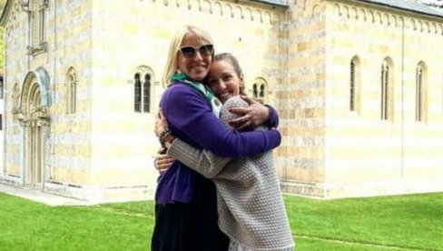 СУПРУГА ВЛАДА ДИВЦА И ЈЕЛЕНА ЂОКОВИЋ ЗАЈЕДНО НА КОСОВУ: Иза свих моћних жена стоје вера, љубав и јединство СУПРУГА ВЛАДА ДИВЦА И ЈЕЛЕНА ЂОКОВИЋ ЗАЈЕДНО НА КОСОВУ: Иза свих моћних жена стоје вера, љубав и јединство