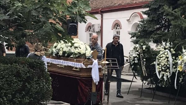 ПОТРЕСНЕ СЛИКЕ СА НОВОГ ГРОБЉА: Дудин ковчег доносе у цркву (ФОТО) ПОТРЕСНЕ СЛИКЕ СА НОВОГ ГРОБЉА: Дудин ковчег доносе у цркву (ФОТО)