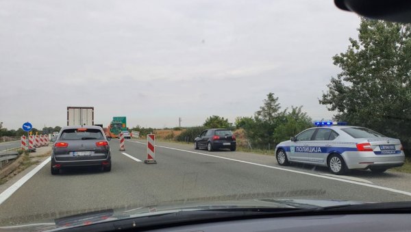 АУТОМОБИЛ ЗГУЖВАН ВАТРОГАСЦИ СЕКЛИ ВОЗИЛО ДА ИЗВУКУ ПОВРЕЂЕНЕ: Стравична саобраћајка код Јагодине срча свуда по ауто-путу АУТОМОБИЛ ЗГУЖВАН ВАТРОГАСЦИ СЕКЛИ ВОЗИЛО ДА ИЗВУКУ ПОВРЕЂЕНЕ: Стравична саобраћајка код Јагодине срча свуда по ауто-путу