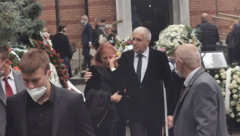 ŽELJKOVO POSLEDNJE ZBOGOM DUDI: Obradović sa suprugom Vesnom došao da se oprosti od kuma (FOTO) ŽELJKOVO POSLEDNJE ZBOGOM DUDI: Obradović sa suprugom Vesnom došao da se oprosti od kuma (FOTO)
