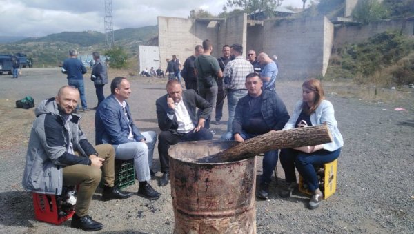 ПЕТИ ДАН ПРОТЕСТА НА СЕВЕРУ КИМ: Мирна ноћ уз логорску ватру ПЕТИ ДАН ПРОТЕСТА НА СЕВЕРУ КИМ: Мирна ноћ уз логорску ватру