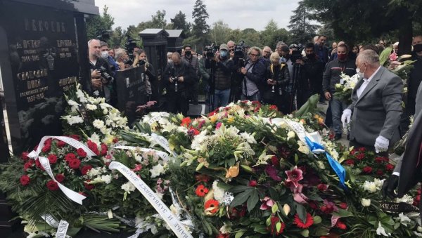 САХРАЊЕН ДУШАН ИВКОВИЋ: Пуштени Дудини голубови, а говор познатог глумца сломио и најтврђа срца! Отишао је заувек највећи САХРАЊЕН ДУШАН ИВКОВИЋ: Пуштени Дудини голубови, а говор познатог глумца сломио и најтврђа срца! Отишао је заувек највећи