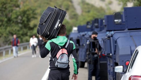 TREĆI DAN AKCIJA PRIŠTINE: Saobraćaj u prekidu na Jarinju i Brnjaku - Srbi i dalje mirno protestuju TREĆI DAN AKCIJA PRIŠTINE: Saobraćaj u prekidu na Jarinju i Brnjaku - Srbi i dalje mirno protestuju