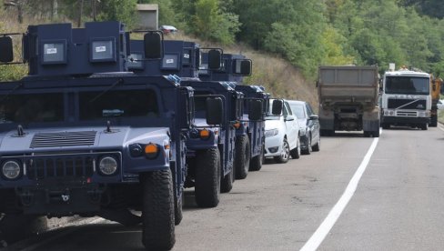 SRBI NEMAJU NAMERU DA ODUSTANU: Kolona od 15 vozila specijalne policije prošla kroz Leposavić prema Jarinju (FOTO/VIDEO) SRBI NEMAJU NAMERU DA ODUSTANU: Kolona od 15 vozila specijalne policije prošla kroz Leposavić prema Jarinju (FOTO/VIDEO)