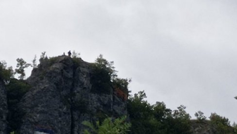 ALBANSKI SNAJPERISTI OKO JARINJA: Smena pripadnika Rosu na administrativnom prelazu (FOTO/VIDEO) ALBANSKI SNAJPERISTI OKO JARINJA: Smena pripadnika Rosu na administrativnom prelazu (FOTO/VIDEO)