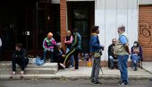 ПОЛИЦИЈА СЕ НИЈЕ ПОЈАВИЛА: Одложено исељење једне породице радника Трудбеника ПОЛИЦИЈА СЕ НИЈЕ ПОЈАВИЛА: Одложено исељење једне породице радника Трудбеника