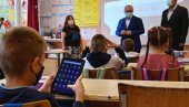 ОБРАЗОВАЊЕ У ДИГИТАЛНОМ ДОБУ: Весић уручио таблете и лаптопове ученицима у Младеновцу ОБРАЗОВАЊЕ У ДИГИТАЛНОМ ДОБУ: Весић уручио таблете и лаптопове ученицима у Младеновцу