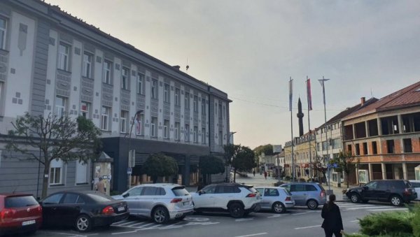 ЈАРБОЛИ БЕЗ ТРОБОЈКЕ: Поступак изазвао бурне реакције грађана, па је застава враћена ЈАРБОЛИ БЕЗ ТРОБОЈКЕ: Поступак изазвао бурне реакције грађана, па је застава враћена