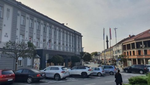 JARBOLI BEZ TROBOJKE: Postupak izazvao burne reakcije građana, pa je zastava vraćena JARBOLI BEZ TROBOJKE: Postupak izazvao burne reakcije građana, pa je zastava vraćena