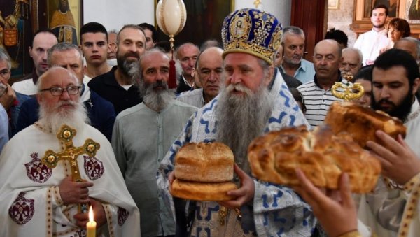 МИТРОПОЛИТ ЈОАНИКИЈЕ: Да трпимо браћу јер је богоугодно МИТРОПОЛИТ ЈОАНИКИЈЕ: Да трпимо браћу јер је богоугодно