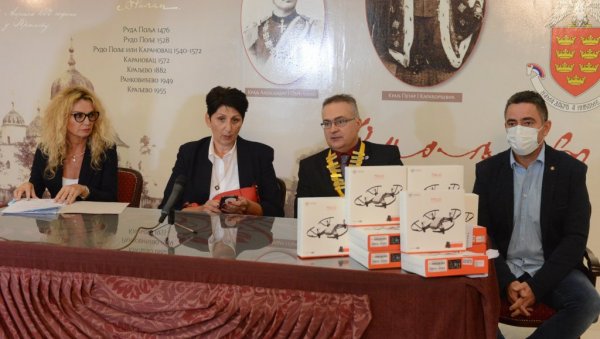 ДРОНОВИ ЗА ОСНОВЦЕ ИЗ КРАЉЕВА И ВРЊАЧКЕ БАЊЕ: Уз донацију лакше учење програмских језика (ФОТО) ДРОНОВИ ЗА ОСНОВЦЕ ИЗ КРАЉЕВА И ВРЊАЧКЕ БАЊЕ: Уз донацију лакше учење програмских језика (ФОТО)