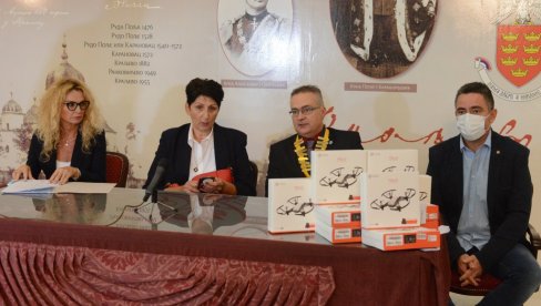 ДРОНОВИ ЗА ОСНОВЦЕ ИЗ КРАЉЕВА И ВРЊАЧКЕ БАЊЕ: Уз донацију лакше учење програмских језика (ФОТО) ДРОНОВИ ЗА ОСНОВЦЕ ИЗ КРАЉЕВА И ВРЊАЧКЕ БАЊЕ: Уз донацију лакше учење програмских језика (ФОТО)