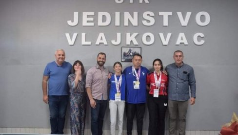 DOČEK ZA SVETSKE ŠAMPIONKE: Vršačka škola i matični klub ponosni na zlatne stonoteniserke DOČEK ZA SVETSKE ŠAMPIONKE: Vršačka škola i matični klub ponosni na zlatne stonoteniserke