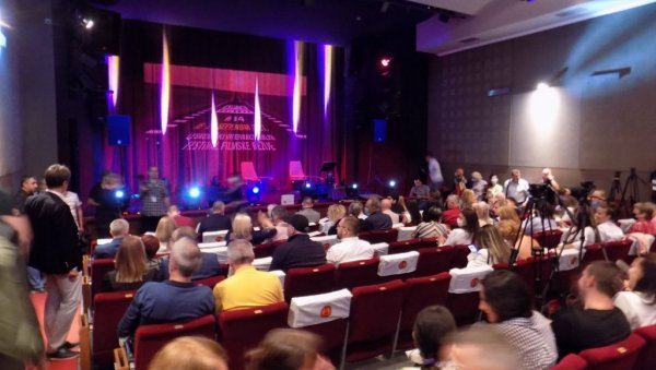ИВАНУ ИКИЋУ ДРУГИ ГРАН-ПРИ У ЛЕСКОВЦУ: „Нечиста крв – грех предака“ и Стефан Арсенијевић затворили 14. LIFFE (ФОТО) ИВАНУ ИКИЋУ ДРУГИ ГРАН-ПРИ У ЛЕСКОВЦУ: „Нечиста крв – грех предака“ и Стефан Арсенијевић затворили 14. LIFFE (ФОТО)