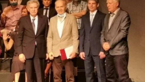 ЗЛАТНА ЗНАЧКА МИЛАНУ БЈЕЛОГРЛИЋУ: Културно-просветна заједница наградила директора библиотеке у Зрењанину ЗЛАТНА ЗНАЧКА МИЛАНУ БЈЕЛОГРЛИЋУ: Културно-просветна заједница наградила директора библиотеке у Зрењанину