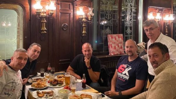 ЛЕГЕНДЕ У СКАДАРЛИЈИ: Асови се боемски подсетили старих времена (ФОТО) ЛЕГЕНДЕ У СКАДАРЛИЈИ: Асови се боемски подсетили старих времена (ФОТО)