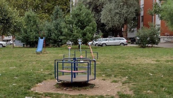 ДОДИРИВАО ДЕВОЈЧИЦЕ НА ДЕЧИЈЕМ ИГРАЛИШТУ? Камере снимиле стравичну сцену у Нишу, ухапшен осумњичени за полно узнемиравање ДОДИРИВАО ДЕВОЈЧИЦЕ НА ДЕЧИЈЕМ ИГРАЛИШТУ? Камере снимиле стравичну сцену у Нишу, ухапшен осумњичени за полно узнемиравање