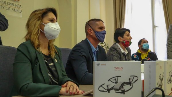 ДОНАЦИЈА “РОТАРИ КЛУБА”: Дронови основним школама, а намештај и опрема вртићима у Кикинди ДОНАЦИЈА “РОТАРИ КЛУБА”: Дронови основним школама, а намештај и опрема вртићима у Кикинди