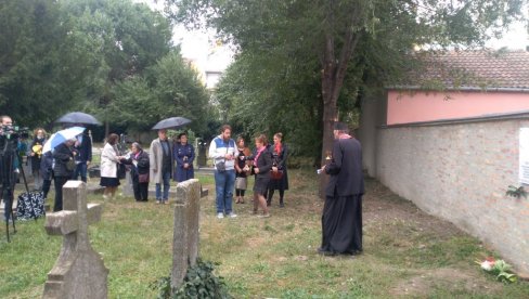 СЕЋАЊЕ НА ЗНАМЕНИТУ НОВОСАЂАНКУ: Откривена спомен плоча Јелици Беловић Бернаџиковској (ФОТО) СЕЋАЊЕ НА ЗНАМЕНИТУ НОВОСАЂАНКУ: Откривена спомен плоча Јелици Беловић Бернаџиковској (ФОТО)