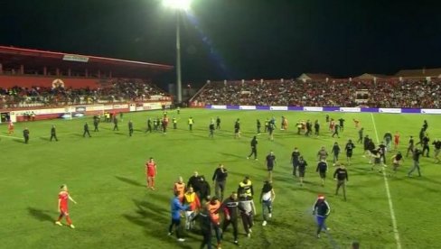 HAOS U MOSTARU, NAVIJAČI IZAZVALI INCIDENTE: Prekinut meč, sudije pretučene HAOS U MOSTARU, NAVIJAČI IZAZVALI INCIDENTE: Prekinut meč, sudije pretučene