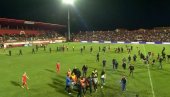 HAOS U MOSTARU, NAVIJAČI IZAZVALI INCIDENTE: Prekinut meč, sudije pretučene HAOS U MOSTARU, NAVIJAČI IZAZVALI INCIDENTE: Prekinut meč, sudije pretučene