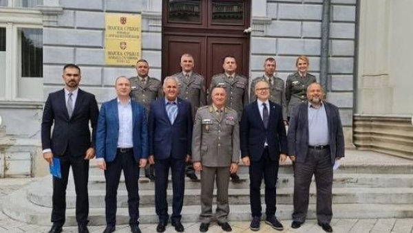 КО НЕ ХРАНИ ВОЈСКУ СВОЈУ, ХРАНИЋЕ ТУЂУ! Милош Вучевић у команди Прве копнене бригаде у Новом Саду (ФОТО) КО НЕ ХРАНИ ВОЈСКУ СВОЈУ, ХРАНИЋЕ ТУЂУ! Милош Вучевић у команди Прве копнене бригаде у Новом Саду (ФОТО)