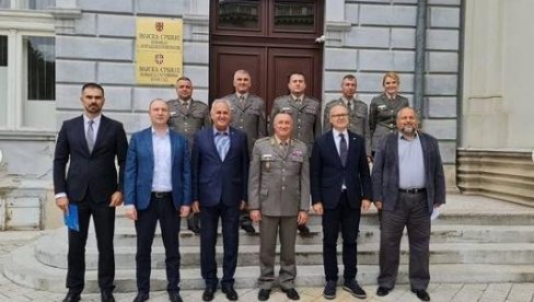 КО НЕ ХРАНИ ВОЈСКУ СВОЈУ, ХРАНИЋЕ ТУЂУ! Милош Вучевић у команди Прве копнене бригаде у Новом Саду (ФОТО) КО НЕ ХРАНИ ВОЈСКУ СВОЈУ, ХРАНИЋЕ ТУЂУ! Милош Вучевић у команди Прве копнене бригаде у Новом Саду (ФОТО)