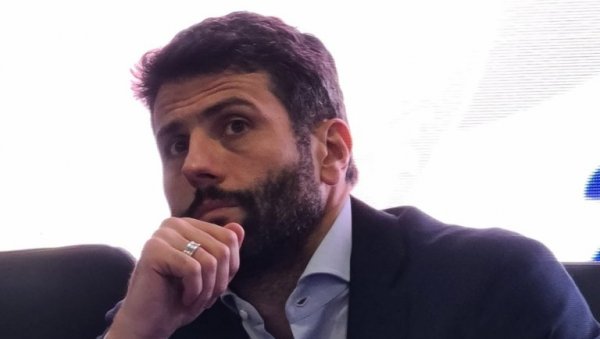 БИЛА ЈЕ МОДЕЛ, ОБОЈЕ ВОЛЕ ТЕТОВАЖЕ: Александар Шапић има са Милицом два сина, а она се ретко појављује у јавности (ФОТО) БИЛА ЈЕ МОДЕЛ, ОБОЈЕ ВОЛЕ ТЕТОВАЖЕ: Александар Шапић има са Милицом два сина, а она се ретко појављује у јавности (ФОТО)