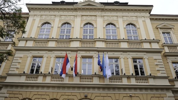 ШКОЛА СТАРА 140 ГОДИНА, А НАЈМОДЕРНИЈА НА БАЛКАНУ: Новости прве у посети Земунској гимназији пред повратак ђака у учионице ШКОЛА СТАРА 140 ГОДИНА, А НАЈМОДЕРНИЈА НА БАЛКАНУ: Новости прве у посети Земунској гимназији пред повратак ђака у учионице
