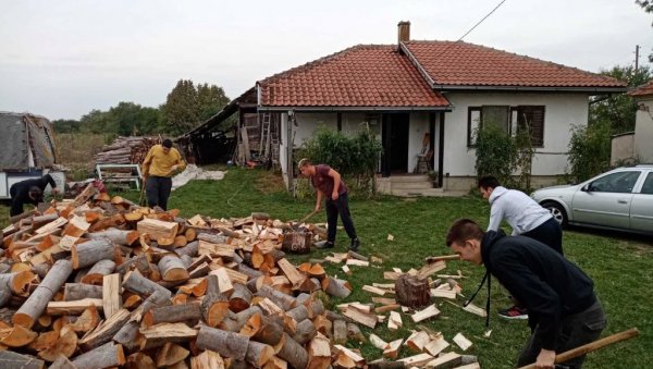 СПРЕМАЈУ СЕ ЗА ЗИМУ: Јадрани обезбедили огрев и партизанки, стогодишњој баки Нади (ФОТО) СПРЕМАЈУ СЕ ЗА ЗИМУ: Јадрани обезбедили огрев и партизанки, стогодишњој баки Нади (ФОТО)