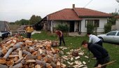 СПРЕМАЈУ СЕ ЗА ЗИМУ: Јадрани обезбедили огрев и партизанки, стогодишњој баки Нади (ФОТО) СПРЕМАЈУ СЕ ЗА ЗИМУ: Јадрани обезбедили огрев и партизанки, стогодишњој баки Нади (ФОТО)
