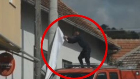 KOSOVSKI SPECIJALCI UHVAĆENI NA DELU: Snimljeni kako skidaju trasparent ZSO u Novom Brdu (VIDEO) KOSOVSKI SPECIJALCI UHVAĆENI NA DELU: Snimljeni kako skidaju trasparent ZSO u Novom Brdu (VIDEO)