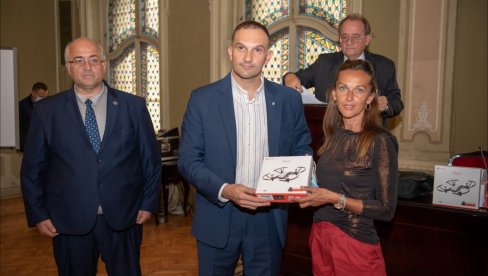 ДРОНОВИ ЗА 28 ОСНОВНИХ ШКОЛА ДРОНОВИ ЗА 28 ОСНОВНИХ ШКОЛА