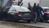 DIVLJAŠTVO U NOVOM SADU: Dvojica vozača se potukla na ulici, a umešao se i treći (VIDEO) DIVLJAŠTVO U NOVOM SADU: Dvojica vozača se potukla na ulici, a umešao se i treći (VIDEO)