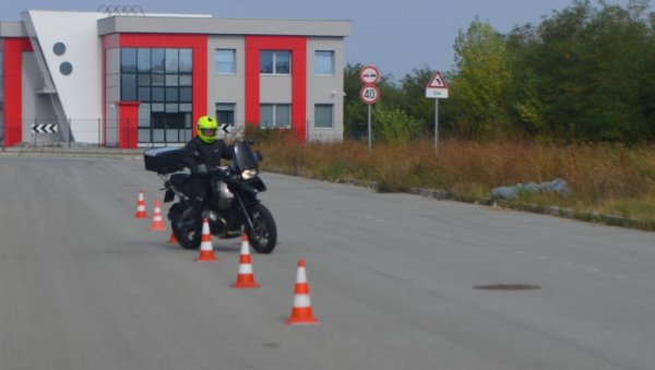 КОБНА САМООБУКА МОТОЦИКЛИСТА: Агенција за безбедност саобраћаја одржала тренинг у Вршцу КОБНА САМООБУКА МОТОЦИКЛИСТА: Агенција за безбедност саобраћаја одржала тренинг у Вршцу