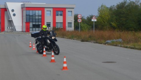 КОБНА САМООБУКА МОТОЦИКЛИСТА: Агенција за безбедност саобраћаја одржала тренинг у Вршцу КОБНА САМООБУКА МОТОЦИКЛИСТА: Агенција за безбедност саобраћаја одржала тренинг у Вршцу
