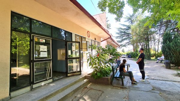 БЛАГИ ПОРАСТ КОВИД БРОЈКИ НА ЈУГУ СРБИЈЕ: У Врању поново преко 100 заражених БЛАГИ ПОРАСТ КОВИД БРОЈКИ НА ЈУГУ СРБИЈЕ: У Врању поново преко 100 заражених