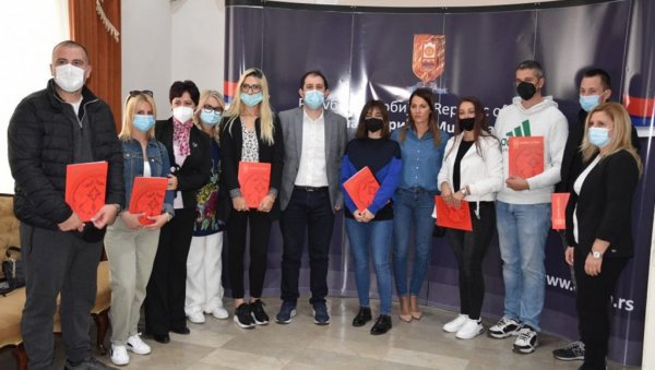 У ЋУПРИЈИ ПОТПИСАНИ УГОВОРИ ЗА САМОЗАПОШЉАВАЊЕ: За ову меру и јавне радове НСЗ и Општина обезбедили укупно 5.870.000 динара У ЋУПРИЈИ ПОТПИСАНИ УГОВОРИ ЗА САМОЗАПОШЉАВАЊЕ: За ову меру и јавне радове НСЗ и Општина обезбедили укупно 5.870.000 динара