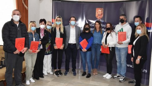 У ЋУПРИЈИ ПОТПИСАНИ УГОВОРИ ЗА САМОЗАПОШЉАВАЊЕ: За ову меру и јавне радове НСЗ и Општина обезбедили укупно 5.870.000 динара У ЋУПРИЈИ ПОТПИСАНИ УГОВОРИ ЗА САМОЗАПОШЉАВАЊЕ: За ову меру и јавне радове НСЗ и Општина обезбедили укупно 5.870.000 динара