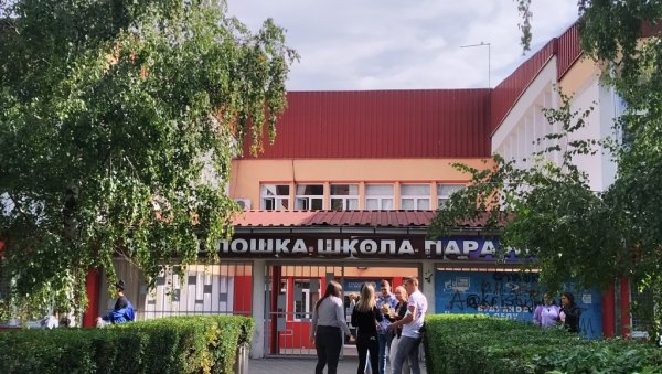 У ПАРАЋИНУ ЂАЦИ СЕ ВРАЋАЈУ У КЛУПЕ: Одлука се односи на све основне и средње школе и важи од понедељка У ПАРАЋИНУ ЂАЦИ СЕ ВРАЋАЈУ У КЛУПЕ: Одлука се односи на све основне и средње школе и важи од понедељка